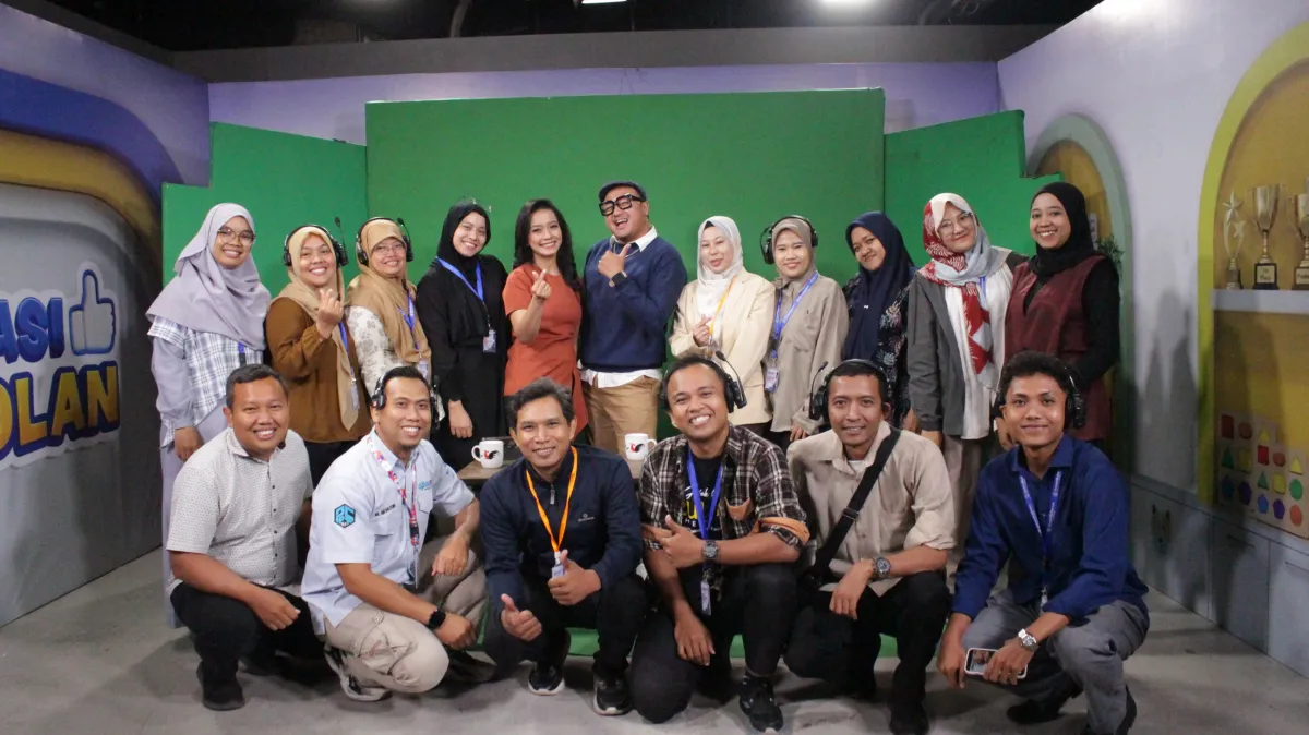 BELAJAR LANGSUNG DARI INDUSTRI, GURU SMK PLUS KHOIRIYAH HASYIM TEBUIRENG PERBARUI KOMPETENSI DI JTV SURABAYA